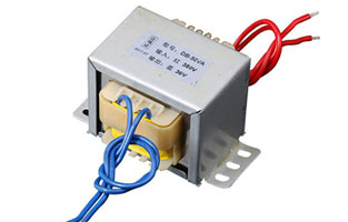 電源變壓器是用電磁感應(yīng)原理工作的，變壓器有兩組線圈。初級線圈和次級線圈。次級線圈在初級線圈外邊。當(dāng)初級線圈通上交流電時，變壓器鐵芯產(chǎn)生交變磁場，次級線圈就產(chǎn)生感應(yīng)電動勢。變壓器的線圈的匝數(shù)比等于電壓比。例如：初級線圈是500匝，次級線圈是250匝，初級通上220V交流電，次級電壓就是110V。那如何識別電源變壓器好壞？